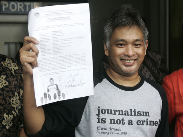 Erwin Arnada, absolvido após dois anos de prisão (Foto: Irwin Fedriansyah/AP)