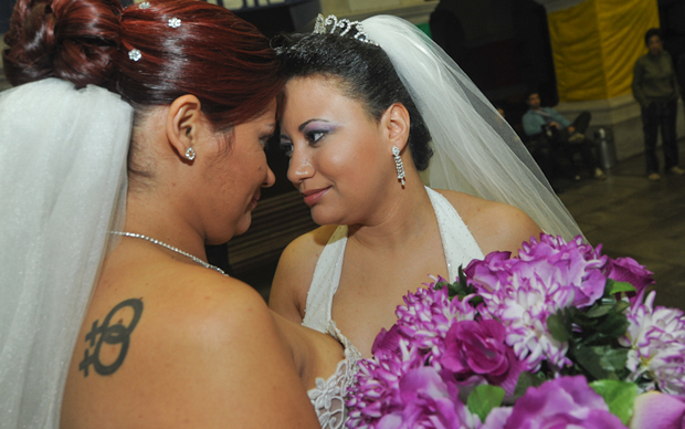 Lara e Kin: vestido de noiva em dose dupla na união das moças.  (Foto: Flávio Moraes/G1)