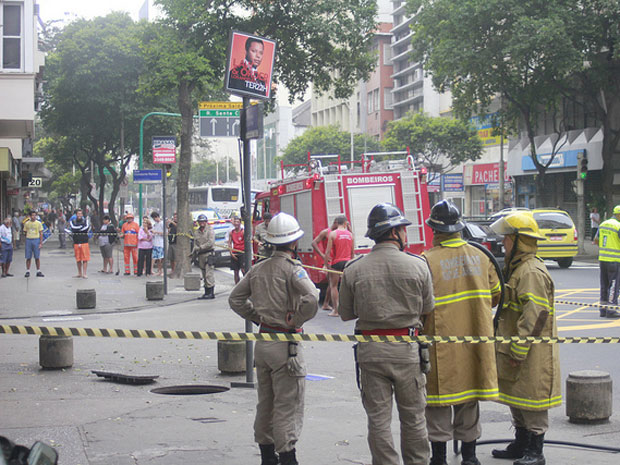 Bombeiros avaliam bueiro que explodiu em Copacabana (Foto: Tais Raposo/VC no G1)