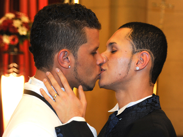 Os noivos Thom e Miel e o beijo depois do "sim" no altar.  (Foto: Flávio Moraes/G1)