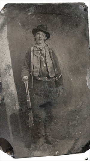O retrato de Billy the Kid leiloado nos EUA (Foto: AP)