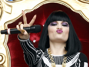 Jessie J em momento do show do festival Glastonbury (Foto: AP)