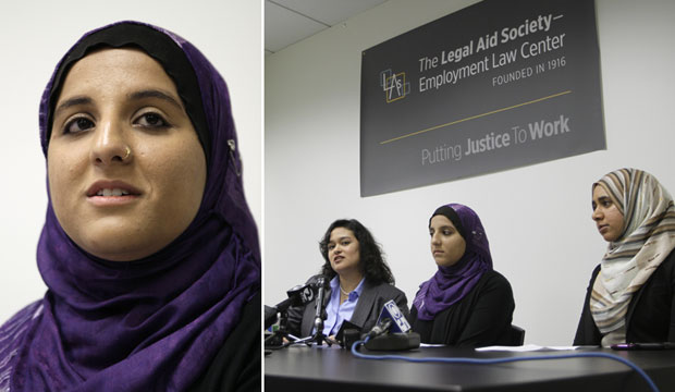 A jovem muçulmana Hani Khan participa de entrevista coletiva em São Francisco, na Califórnia, ao lado de sua advogada, à esquerda, e uma representante do Conselho para Relações Islâmico-Americanas. Ex-funcionária da área de estoque de uma loja da marca de roupas "Abercrombie &amp; Fitch Co.", ela alega que foi despedida por se recusar a remover o véu (hijab), usado por motivos religiosos. Ela moveu um processo contra a empresa na corte federal dos Estados Unidos. (Foto: Eric Risberg/AP)