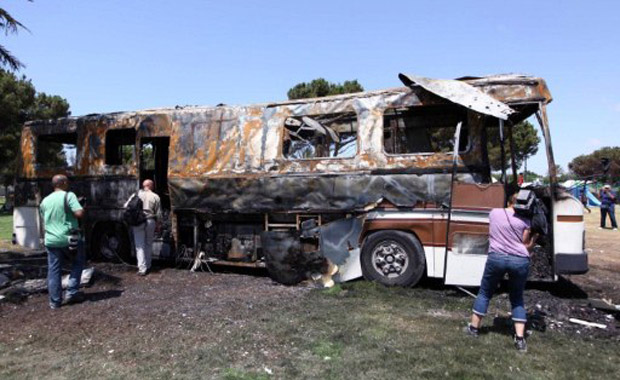 Ônibus privado de Kadhafi, destruído em bombardeio da Otan, é visto nesta segunda-feira (27) (Foto: AFP)