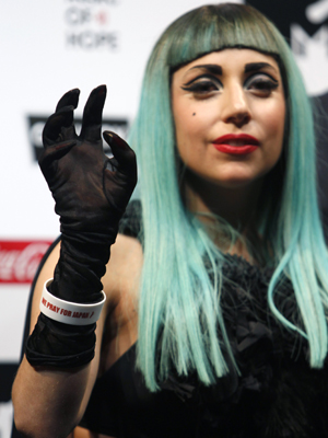 Lady Gaga exibe pulseira em entrevista em Tóquio, no Japão, na quinta-feira (23) (Foto: Reuters)