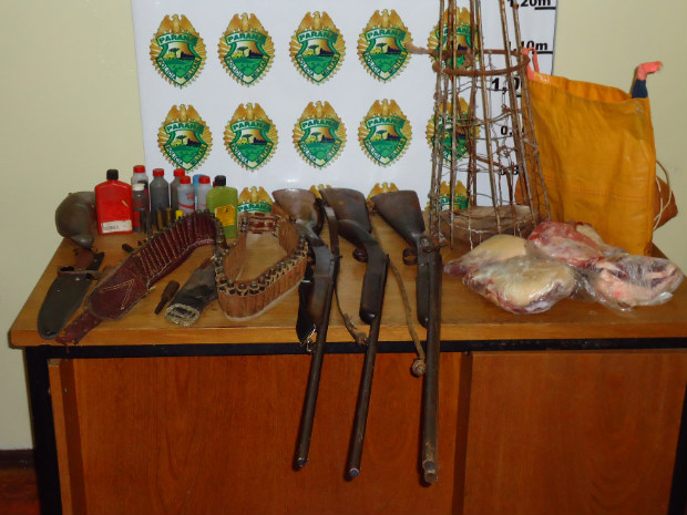 Um homem foi preso na região de Guaraniaçu (PR), no domingo (26), porque na residência dele a polícia encontrou espingardas (calibres 20 e 36) e munição usadas para caça. Na geladeira havia carne de animais silvestres. (Foto: Divulgação)