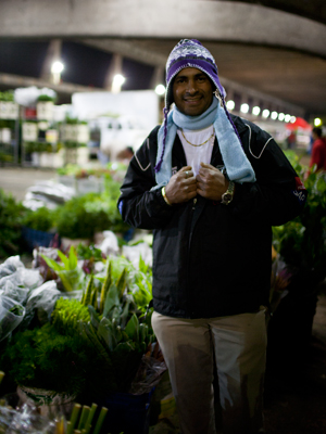 Fernando Pereira ajuda a montar um estande de flores na Ceagesp. Ele precisou comprar blusas de frio para o primeiro inverno em que trabalha de madrugada. (Foto: Daigo Oliva/G1)