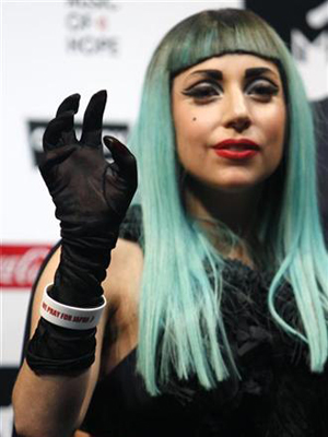 A cantora Lady Gaga com a pulseira em benefício às vítimas do tsunami no Japão. (Foto: Reuters)
