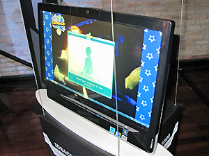 B300 permite interagir com jogos usando o corpo como controle (Foto: Gabriel dos Anjos/G1)