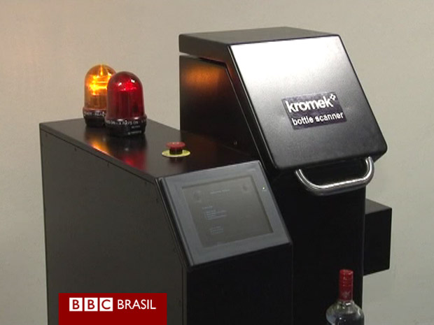 Máquina que testa líquidos sem precisar abrir garrafas (Foto: BBC)