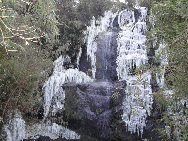 Cachoeira em Urupema permanece congelada nesta quarta-feira 
após temperatura ficar mais amena (Foto: Divulgação/Marília de 
Oliveira/Prefeitura Municipal de Urupema)