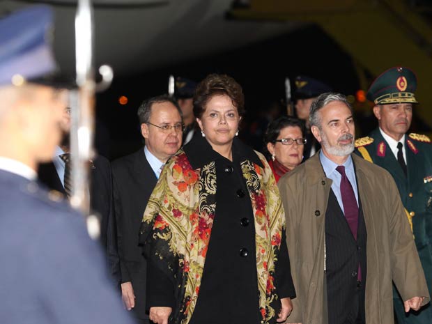 A presidente Dilma Rousseff ao desembarcar em Assunção, no Paraguai, na noite desta terça-feira (28). A presidente participará da reunião de Cúpula do Mercosul.  (Foto: Beto Barata/AE)