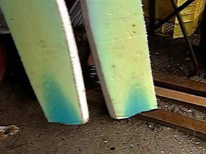 Prancha usada por surfista durante ataque de tubarão (Foto: Reprodução/TV Globo Nordeste)