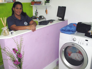Após três semanas em sua nova lavanderia, Ana Lúcia já planeja comprar mais máquinas (Foto: Bernardo Tabak/G1)