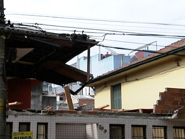 Parte de cima da casa desabou no Centro de SP (Foto: Reprodução/TV Globo)