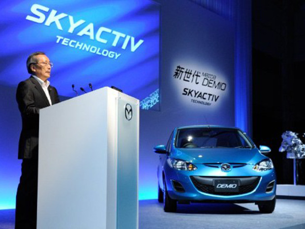 O chairman e presidente da montadora japonesa Mazda Motor, Takashi Yamanouchi, apresentou nesta quinta-feira (30), em Tóquio (Japão), o compacto Demio. A inovação tecnológica do modelo é o motor SKYACTIV-G 1.3 a gasolina. De acordo com a fabricante, o carro consome um litro a cada 30 quilômetros rodados.  (Foto: Toru YAMANAKA/AFP)