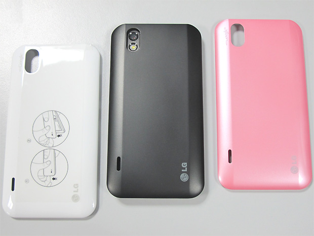 As capas branca e rosa acompanham o kit básico do LG Optimus Black (Foto: Gabriel dos Anjos/G1)