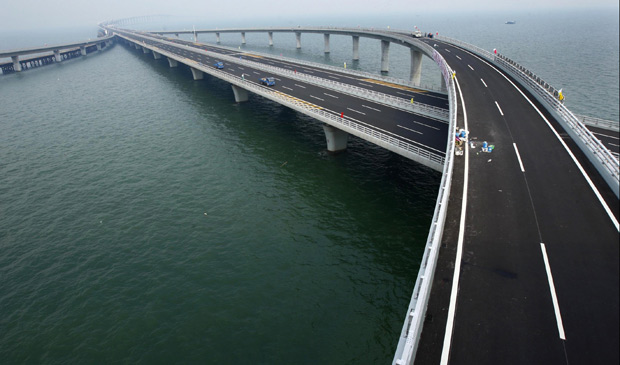 Vista geral da ponte em Qingdao, na China, que tem 36 km de extensão e levou quatro anos para ser construída (Foto: China Daily / Reuters)