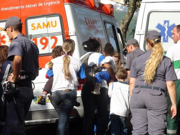 Crianças são atendidas após acidente (Foto: Nikolas Capp/EPTV)