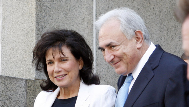 O ex-chefe do FMI Dominique Strauss-Kahn sorri, ao lado da mulher, ao deixar o tribunal nesta sexta-feira (1º) em Nova York (Foto: AP)