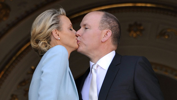 Albert e Charlene beijam-se no balcão do Palácio de Mônaco após seu casamento civil nesta sexta-feira (1º) (Foto: AP)
