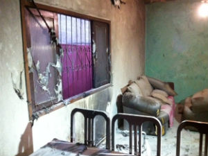 Casa de mãe de tenente incendiada em Vitória (Foto: Amanda Monteiro / G1ES)