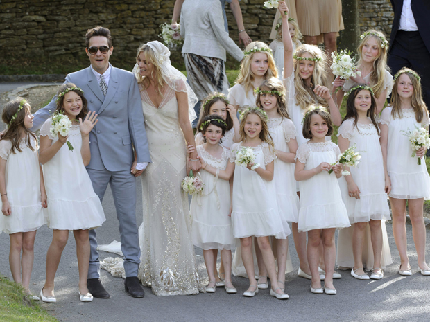 O músico Jamie Hince e a modelo Kate Moss entre as damas de honra do casamento.  (Foto: AP)