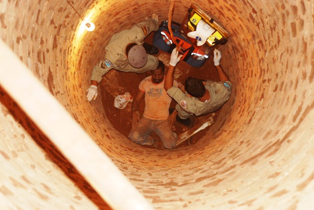 Maqueiro de time de futebol cai dentro de fossa de dez metros em MS (Foto: Ivinotícias)