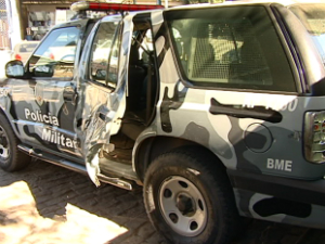 Motorista bate no carro da polícia e atropela militar na Grande Vitória (Foto: Reprodução/TV Gazeta)