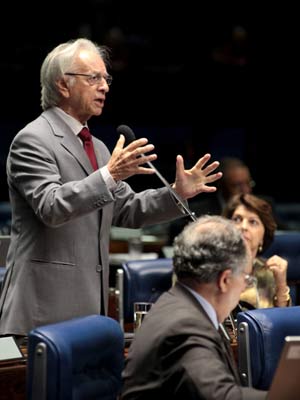 O senador e ex-presidente Itamar Franco durante discurso no plenário do Senado (Foto: Agência Senado)