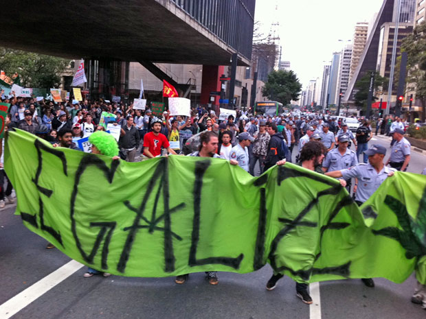 Às 16h, teve início a Marcha da Maconha em direção ao Centro de São Paulo. Os manifestantes desceram pela Rua Augusta e depois pela Consolação. No meio do ato, caminharam de costas em protesto contra o Tribunal de Justiça de São Paulo, que proibiu a realização da marcha seguidas vezes (Foto: G1/G1)