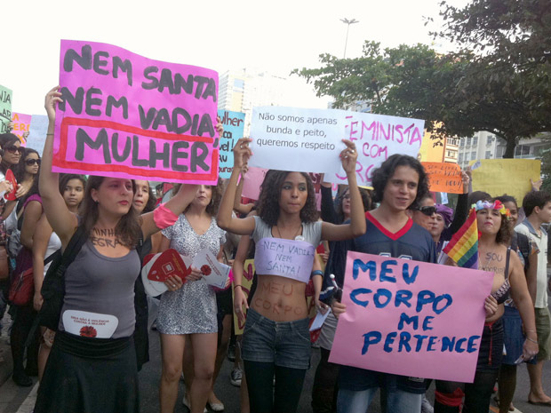 Mulheres protestaram contra a violência sexual em Copacabana (Foto: Simone Marinho / Agência O Globo)