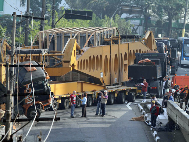 Carreta com carga superdimensionada se acidentou e bloqueou parcialmente a Avenida Washington Luís, na Zona Sul de São Paulo, no sentido de Interlagos (Foto: Luiz Guarnieri/AE/AE)