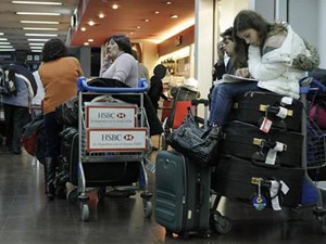 Passageiros aguardam notícias sobre seus voos depois que todas as operações foram canceladas no aeroporto Jorge Newberry, no centro de Buenos Aires, na sexta-feira (Foto: Jorge Adorno/Reuters)