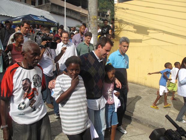 Moradores em área de risco no Rio participam de teste de desocupação (Foto: Carolina Lauriano/G1)