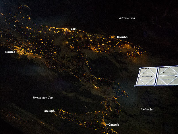 Fotografia feita a bordo da Estação Espacial Internacional mostra o contorno em forma de bota do território italiano  (Foto: NASA/JSC)