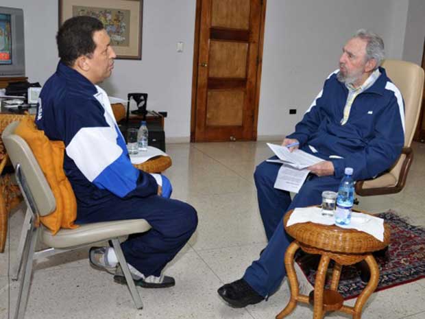Hugo Chávez e Fidel Castro durante encontro em Havana. (Foto: Revolution Studios / Cubadebate / Reuters)