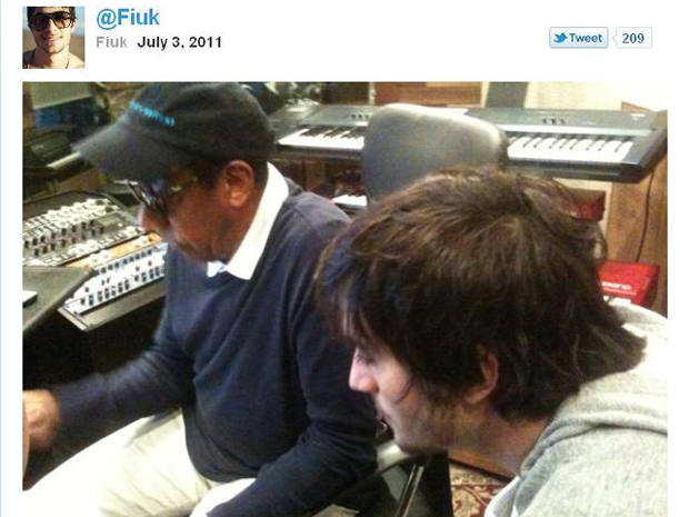 Fiuk posa ao lado de Jorge Ben Jor em estúdio, durante as gravações do CD de estreia de sua carreira solo (Foto: Reprodução/Twitter)