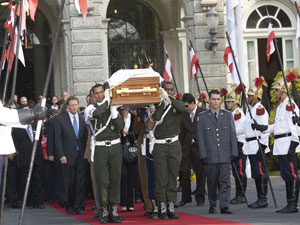 O caixão com o corpo do senador Itamar Franco deixa o Palácio da Liberdade, em Belo Horizonte, rumo ao cemitério Parque Renascer, em Contagem, onde será cremado (Foto: Mister Shadow/AE)