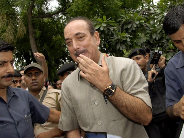 O ministro da Saúde da Índia, Ghulam Nabi Azad, deixa sua casa nesta terça-feira (5) (Foto: AP)
