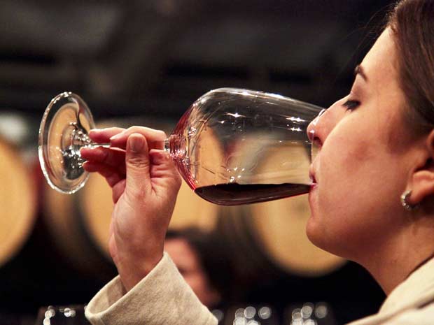 Mulher experimenta vinho californiano durante evento nos Estados Unidos (Foto: Jim Wilson/The New York Times)