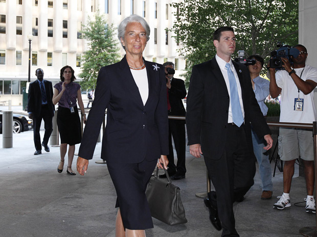 Christine Lagarde chega ao FMI nesta terça para seu primeiro dia de trabalho no comando do Fundo. (Foto: Reuters)