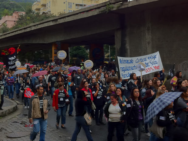 Professores estaduais em greve marcham rumo ao Palácio Guanabara. (Foto: Lilian Quaino/G1)