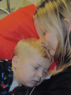 Joshua já está recuperado e nos braços da mãe (Foto: Caters / via BBC)