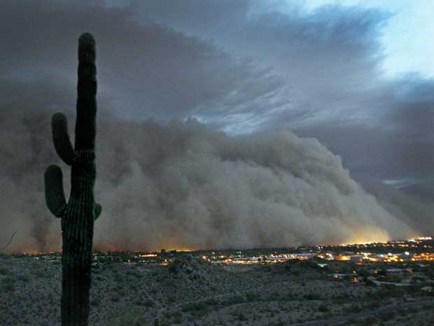 Uma grande tempestade de areia atingiu Phoenix, no Arizona, na noite desta terça-feira (5), causando transtornos aos moradores. Ventos fortes espalharam a poeira pela cidade americana, reduzindo a visibilidade a quase zero para motoristas e pedestres. (Foto: AP Photo)