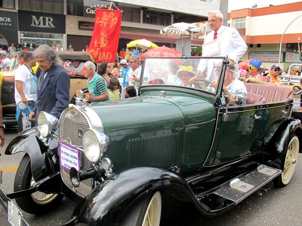 Sósia do ex-presidente Itamar Franco desfila no bloco Pacotão no carnaval de 2011 (Foto: G1)
