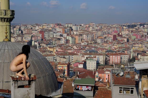 Miru Kim posa nua em Istambul, na Turquia. (Foto: Miru Kim/Barcroft USA/Getty Images)