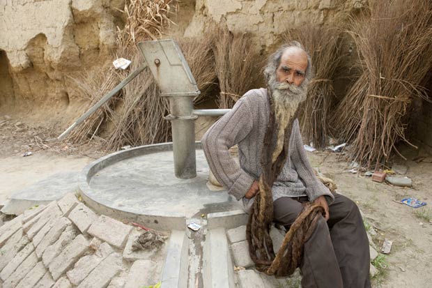 Indiano Guru Kailash Singh, de 65 anos, se recusa a tomar banho há 37 anos. (Foto: Richard Grange/Barcroft India/Getty Images)