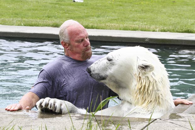 Mark Dumas com o urso polar 'Agee' em sua propriedade no Canadá. (Foto: Laurentiu Garofeanu/Barcroft USA/Getty Images)