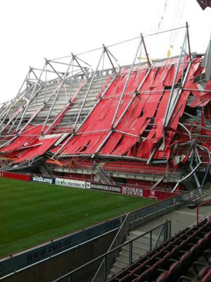 Teto desabado do estádio do FC Twente, nesta quinta-feira (7), na cidade holandesa de Enschede (Foto: AFP)